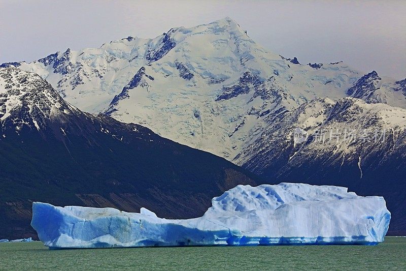 漂浮在阿根廷湖上的冰山和阿普萨拉冰川附近的浮冰-巴塔哥尼亚