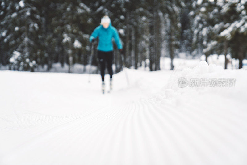 模糊越野skiier