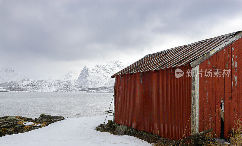 挪威Vesteralen冬日雪景中的小屋