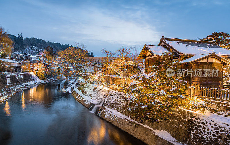 日本高山市和溪边的乡村雪视点日落黄昏