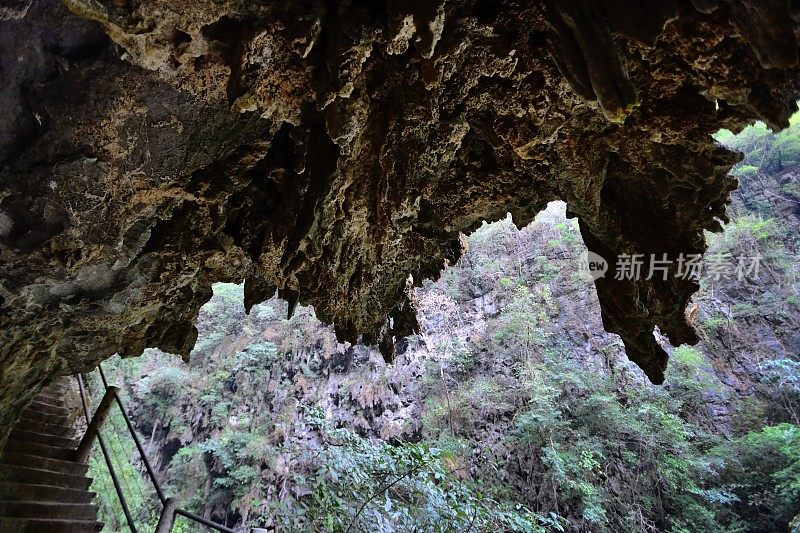 峡谷中被水侵蚀的岩石