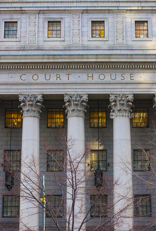 法院大楼的特写。