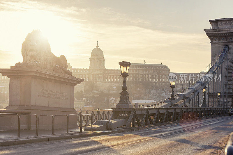 日落时分，布达佩斯的舍契尼链条桥和布达皇家宫殿