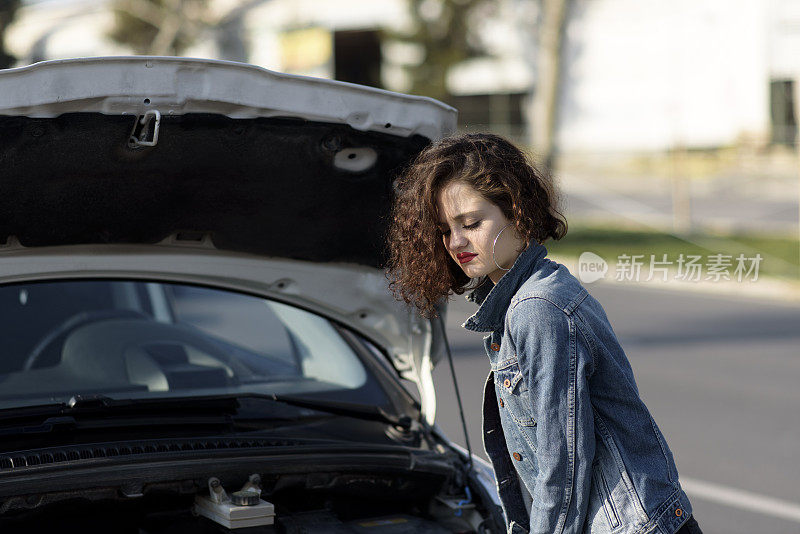 一个不幸的女人开着一辆破车