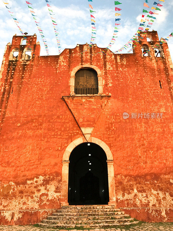 圣埃琳娜，尤卡坦，墨西哥:日落时的橙色教堂
