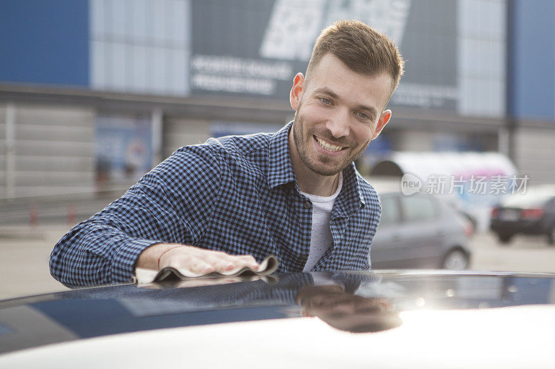 男人在洗车