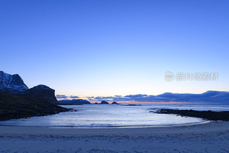 冬天，挪威北部Vesteralen群岛霍夫登海滩上的日落