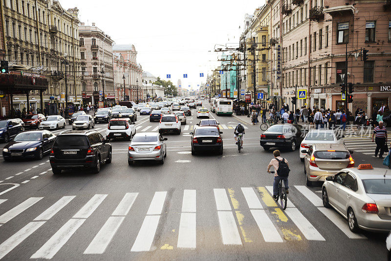 俄罗斯圣彼得堡涅夫斯基大街上的交通状况。