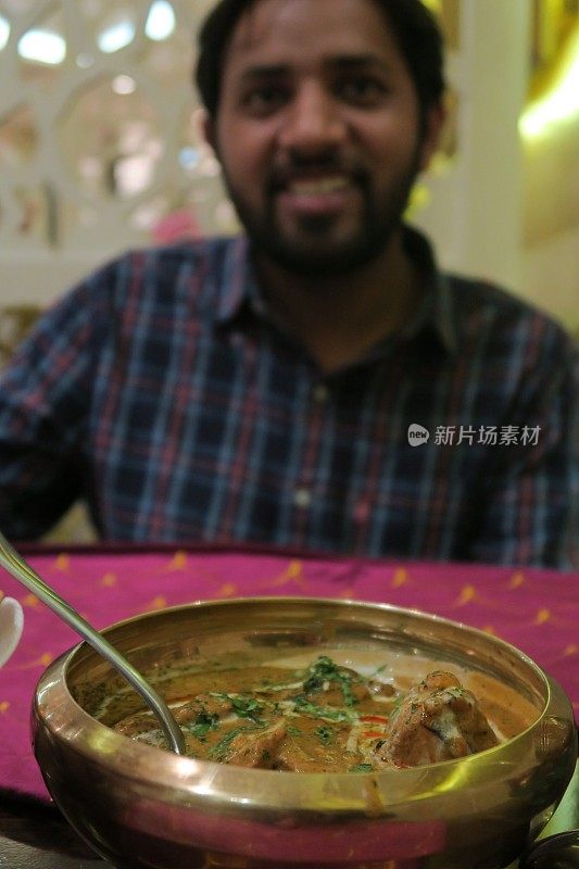 印度餐馆的传统晚餐是印度香菜米饭和印度烤饼，上面配以香菜装饰和凝乳酸奶