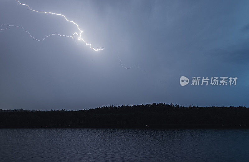 雷击湖面