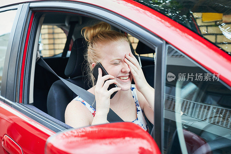 美丽的女孩冒险，一边开车一边打电话