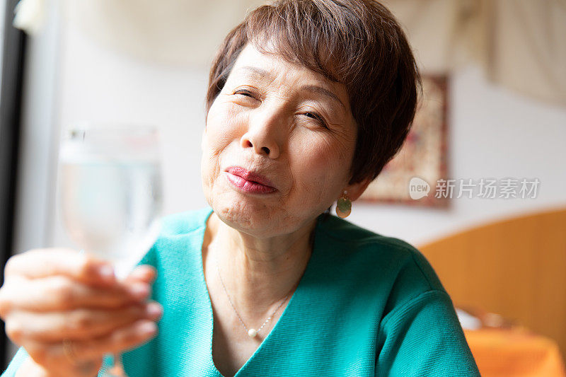 高级女人和酒杯