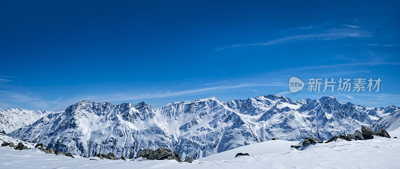 在一个美丽的冬日里，奥地利的蒂勒阿尔卑斯雪景