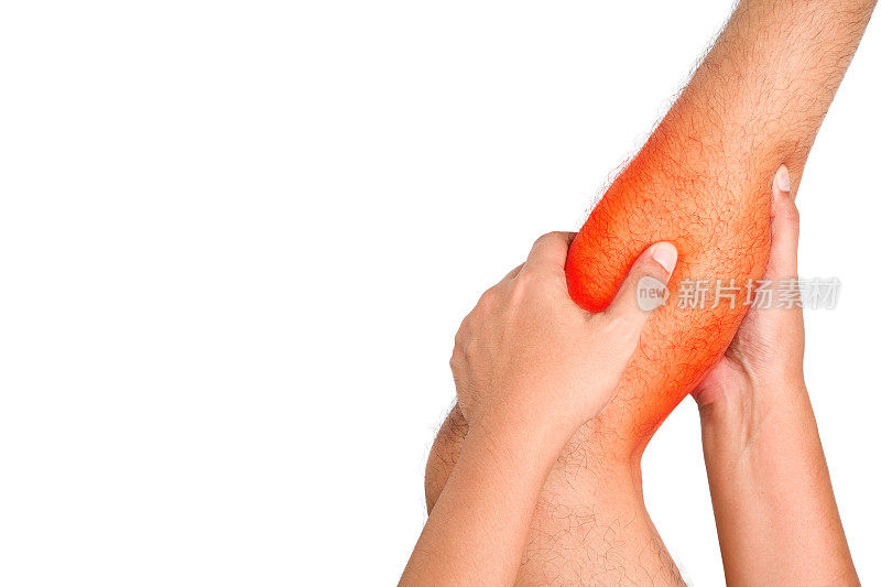 人的手触碰腿部(小腿)肌肉拉伤疼痛，他触碰红点疼痛，在孤立的白色背景上受剪路径。