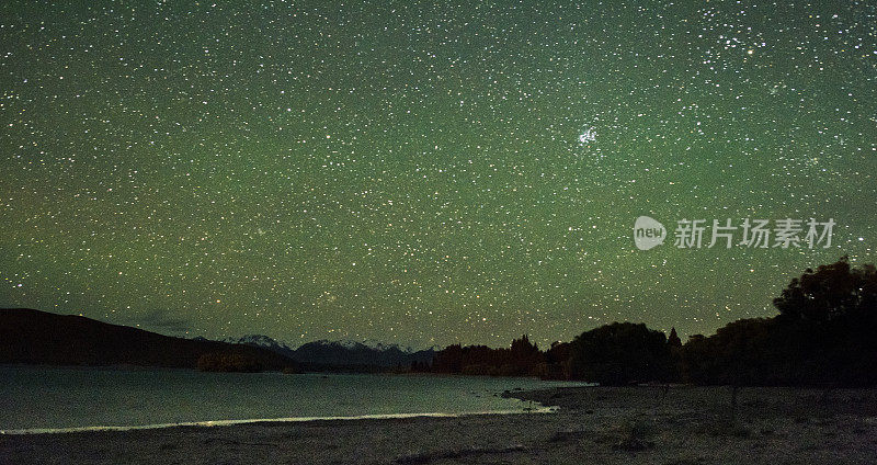 以银河为背景的夜湖