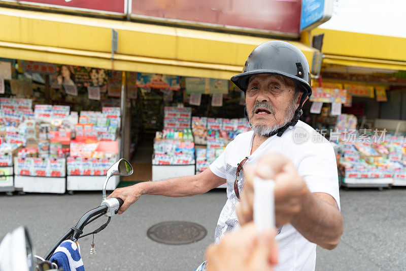 日本老人喜欢骑摩托车