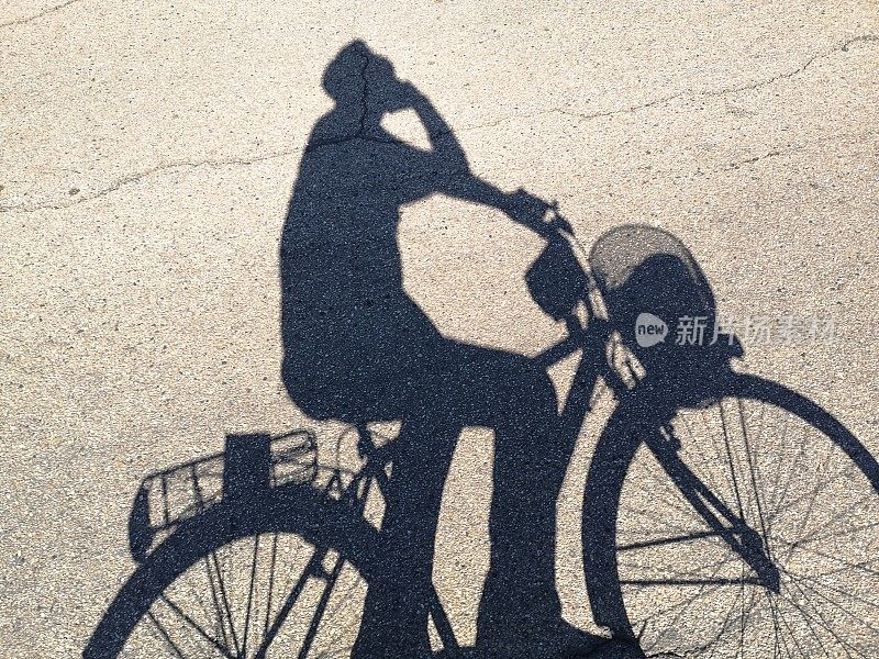 当我骑自行车时，我的影子