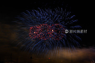 焰火表演在晚上举行。庆祝中华人民共和国成立60周年