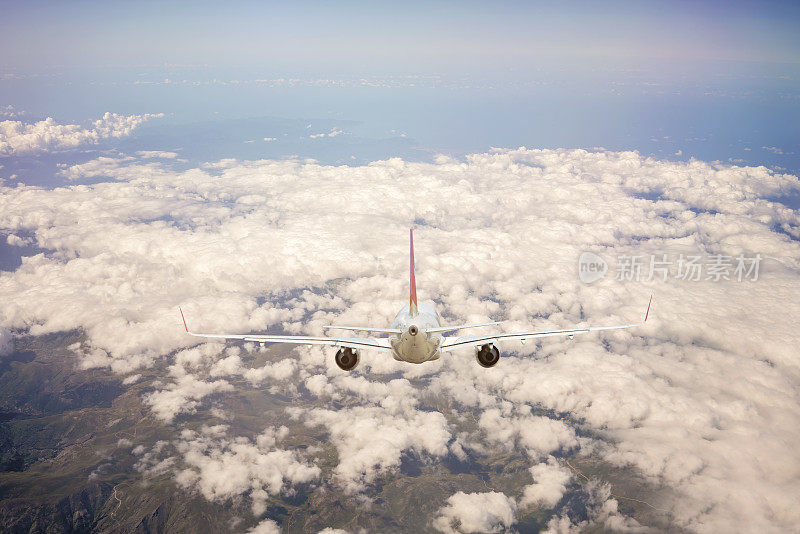 客机在云层上空飞行