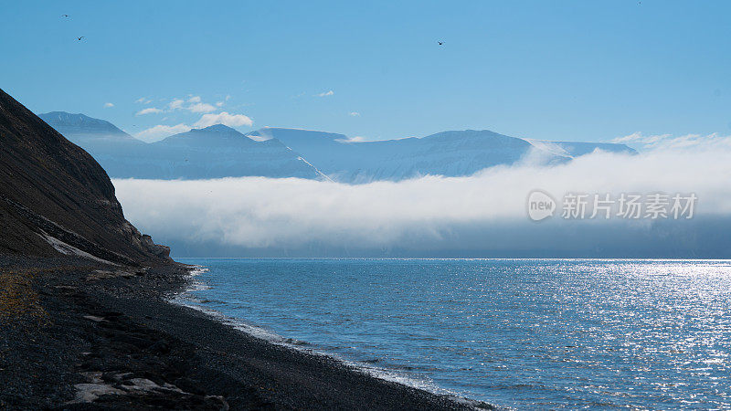 伊斯峡湾美丽的斯匹茨卑尔根山脉景色