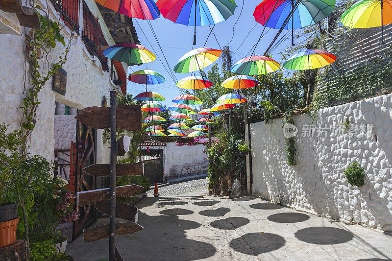 萨尔瓦多Suchitoto住宅街上的彩色雨伞