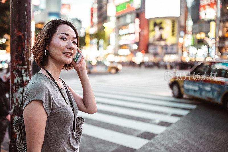 日本女人在东京打电话