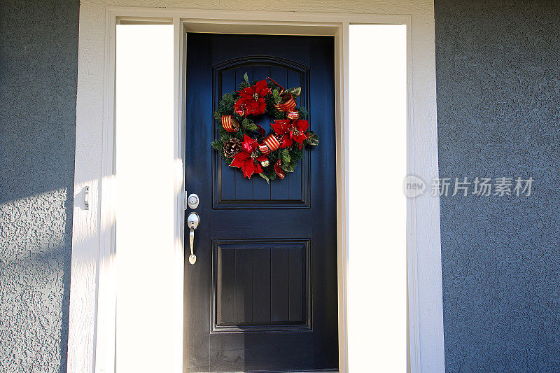 黑色的门和红色的圣诞花环