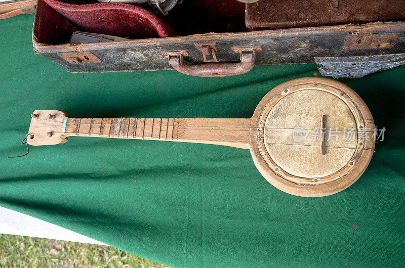 古老的古董复古的木制班卓琴乐器和箱子