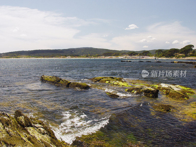 圣特罗佩瓦尔普罗旺斯海岸南部法国-世界著名的旅游胜地和度假胜地在一个温暖阳光明媚的夏日。大溪地海滩广场。