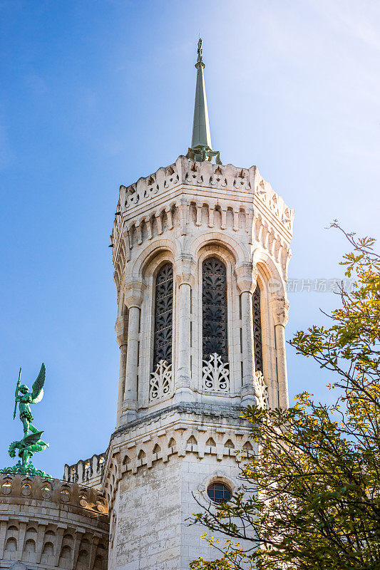 在蓝色的天空中，近距离观察法国里昂市福维耶圣母院的四个美丽的钟塔尖顶