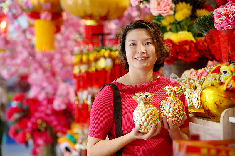 中国新年:购买装饰品和装饰品