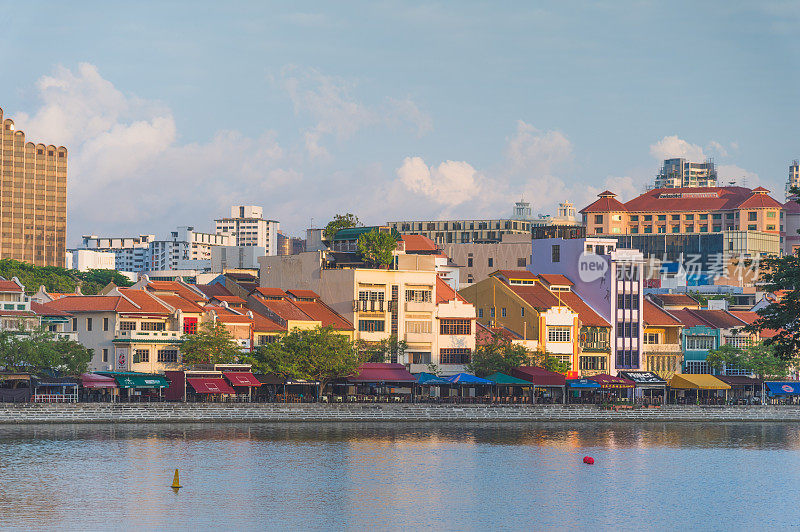 新加坡天际线和滨海湾全景，码头是新加坡的经济中心，这里有新加坡中心的所有建筑