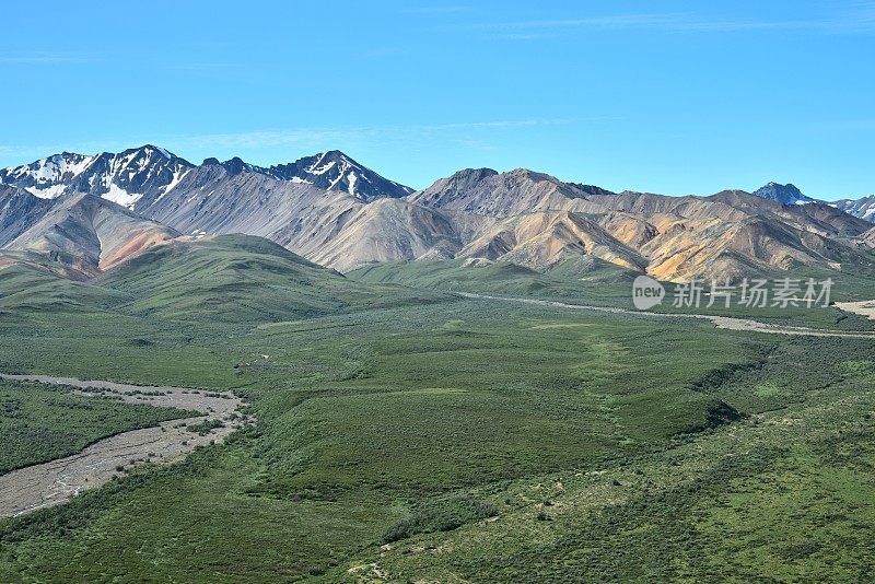 辫状河和阿拉斯加山脉