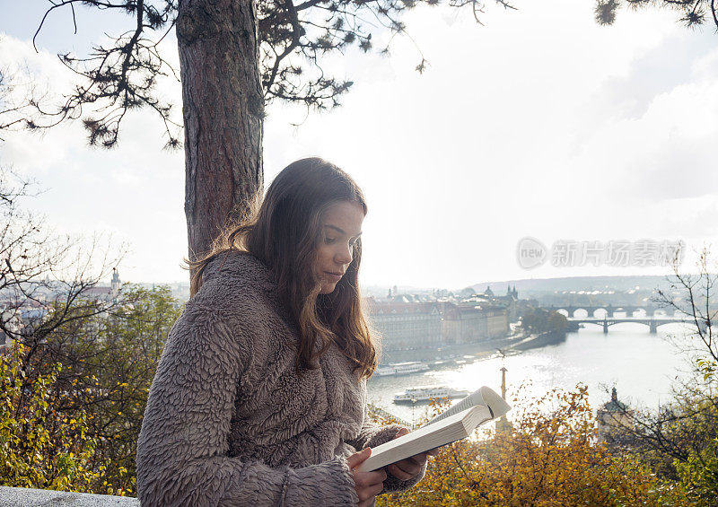 布拉格的一个年轻学生在读一本书