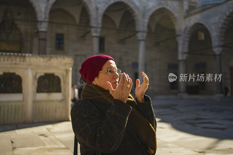 在清真寺附近祈祷的妇女