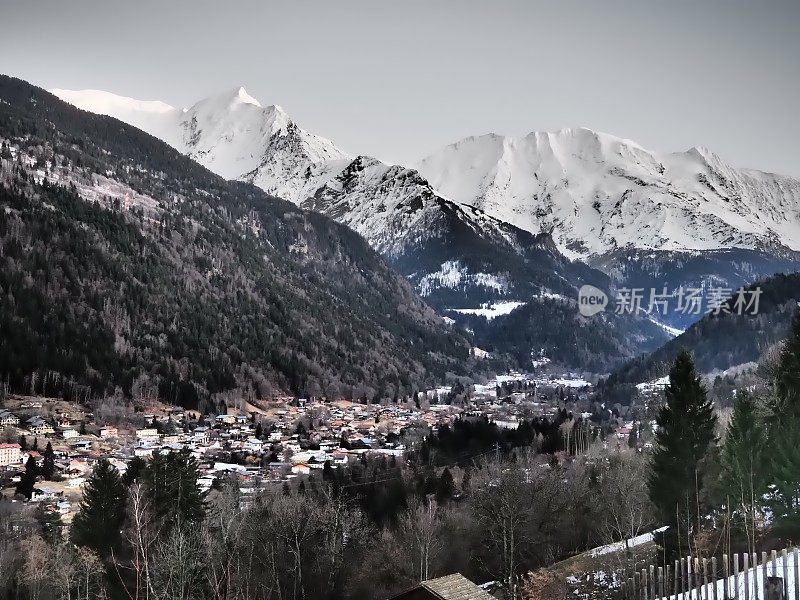 在圣热尔威山谷的勃朗峰，生之峰和米日圆顶