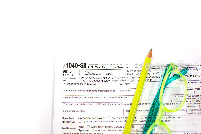 美国税单1040-SR:老年人纳税申报表，眼镜，铅笔