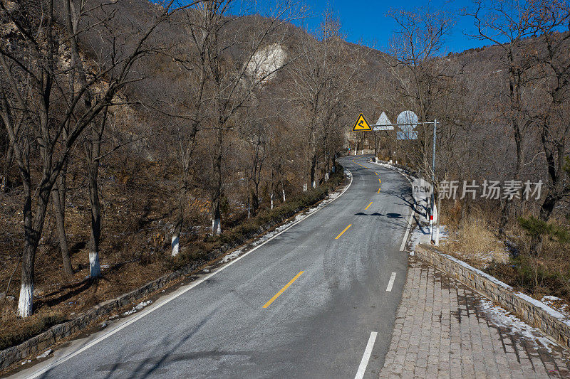 山上积雪覆盖的公路的无人机视图