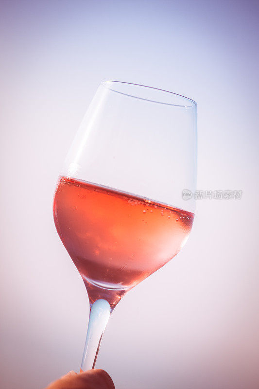 一杯rosé葡萄酒