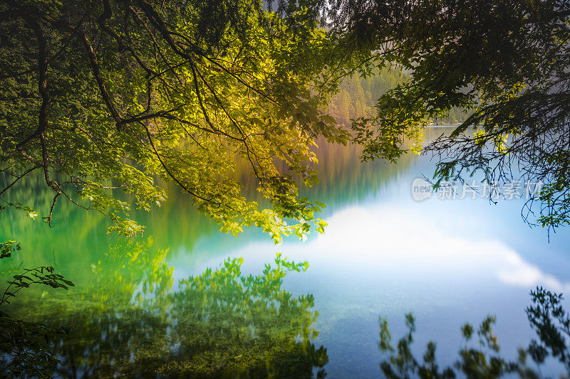 飘渺的湖Tovel景观，长期暴露-特伦蒂诺，白云石-意大利
