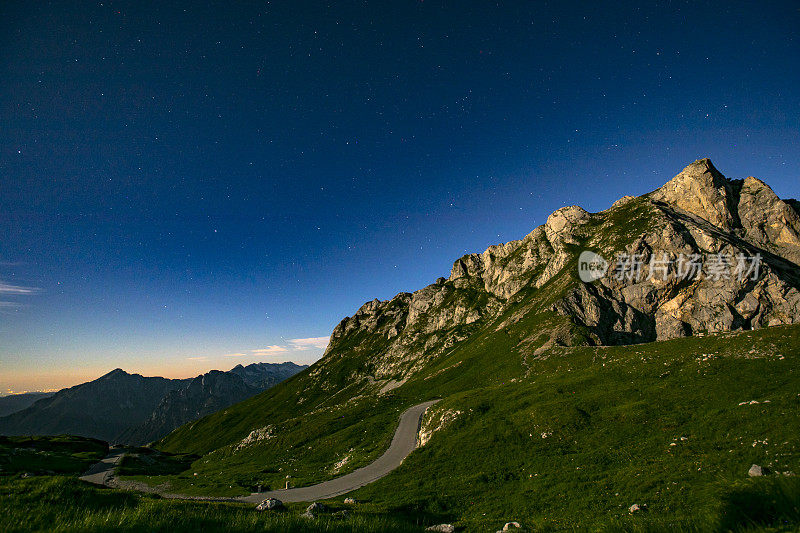 夏天夜里的朱利安阿尔卑斯山路