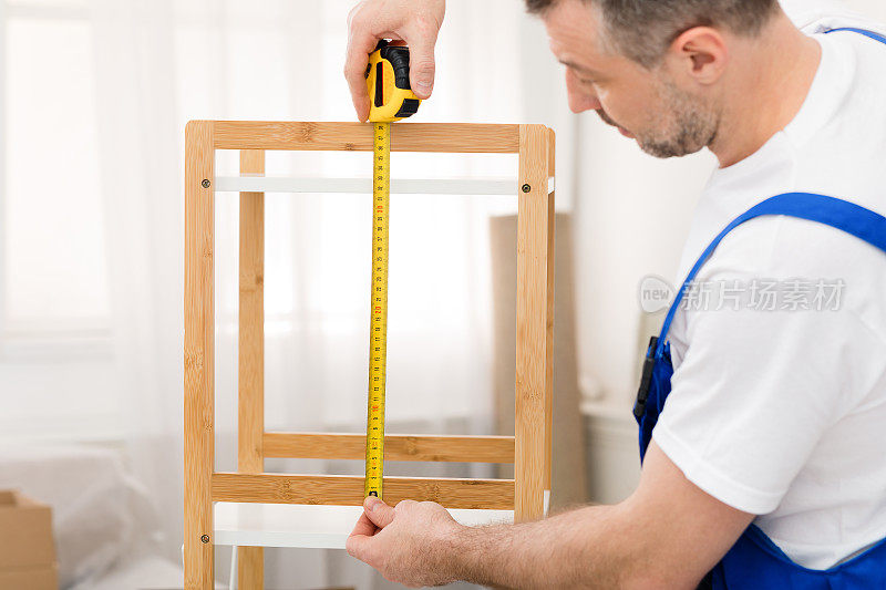 专业木匠测量架与卷尺室内工作