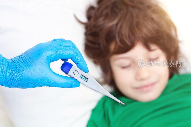 儿童体温计，医生检查生病的小男孩的体温