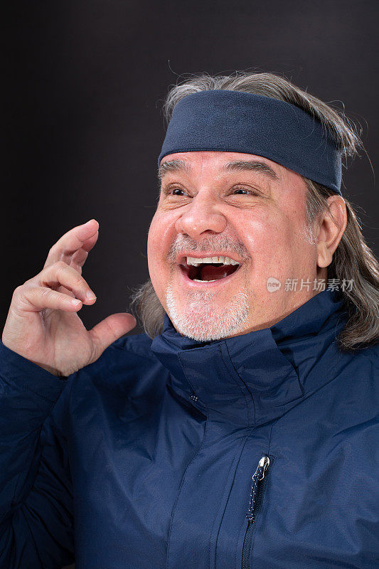 肖像拍摄的男人表达满意和积极的情绪。