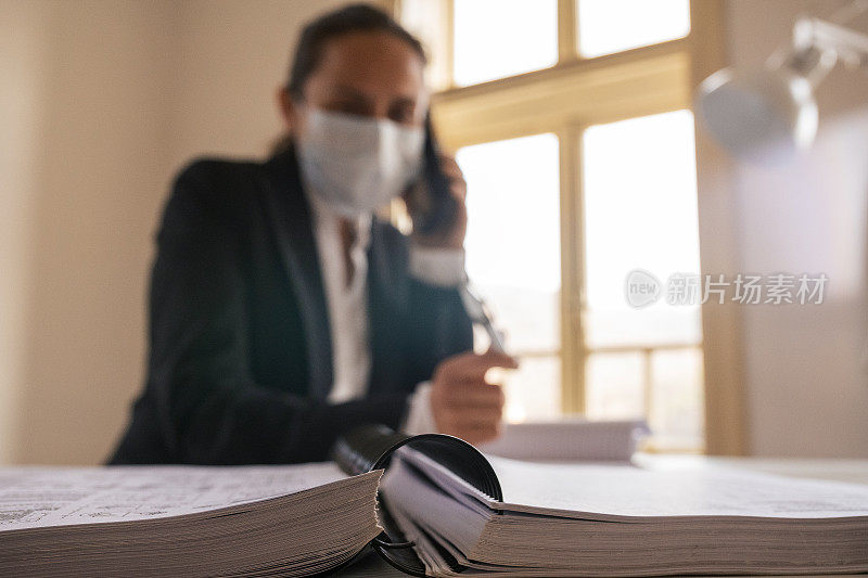 在新冠肺炎大流行期间经济不确定的情况下，年轻女企业家在家工作。自由职业者与管理服务建立新的业务战略。