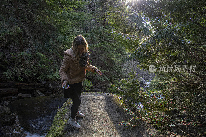 一名女性徒步旅行者在山脊上停下来