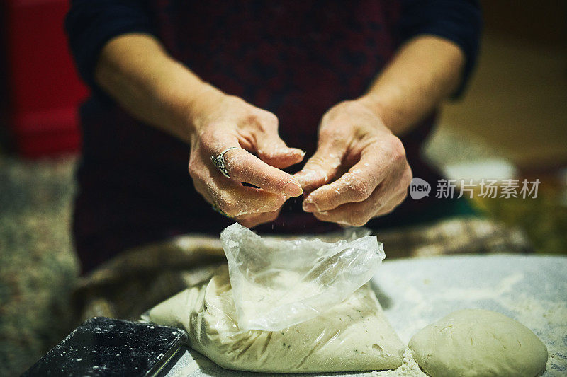 一个女人正在客厅里用电子设备做馅饼