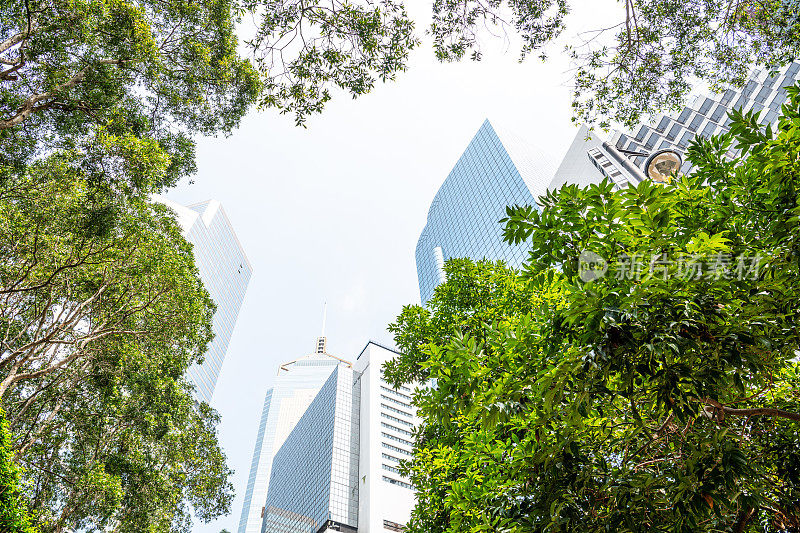 现代香港建筑，玻璃幕墙反射天空