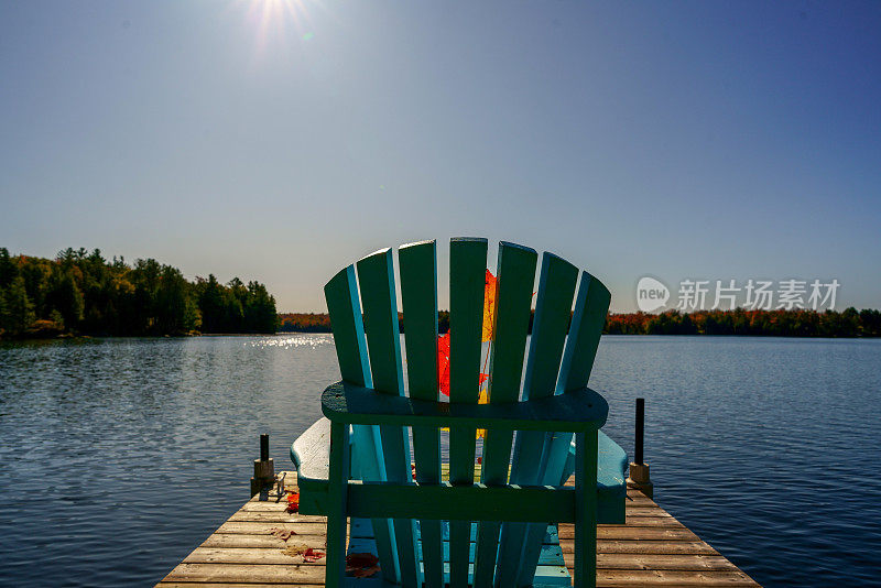 湖码头上的阿迪朗达克甲板椅