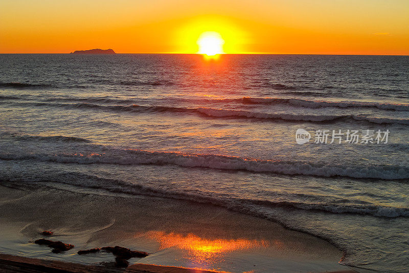 墨西哥太平洋海岸上温暖的夕阳反射